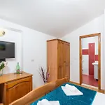 Laco Rooms Bed and Breakfast